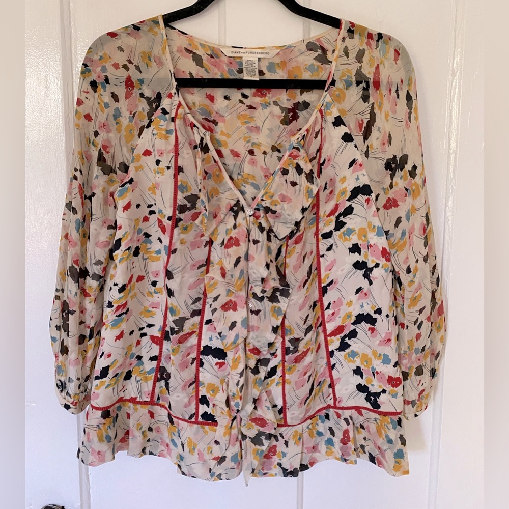 DVF! Beautiful silk floral style patterned blouse